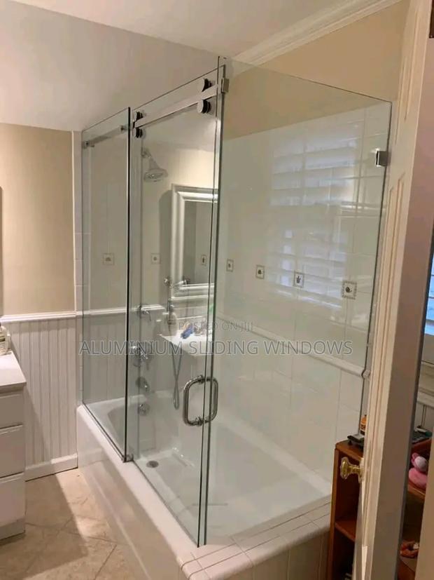 Frameless Shower 10mm Glass photo 4