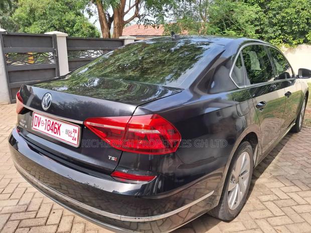 Volkswagen Passat 2.0T SE 2018 Black photo 2