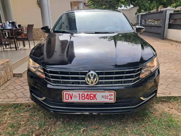 Volkswagen Passat 2.0T SE 2018 Black photo 4