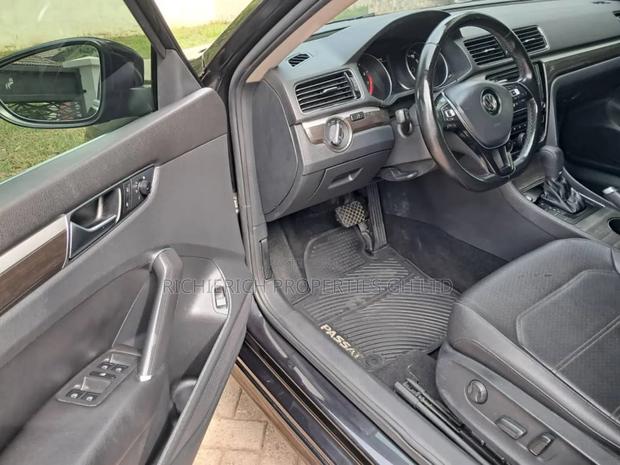 Volkswagen Passat 2.0T SE 2018 Black photo 7