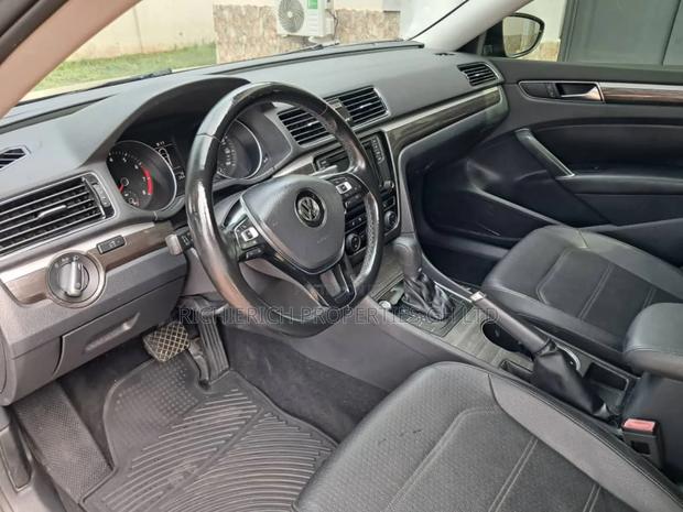 Volkswagen Passat 2.0T SE 2018 Black photo 8