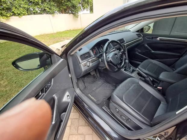 Volkswagen Passat 2.0T SE 2018 Black photo 10