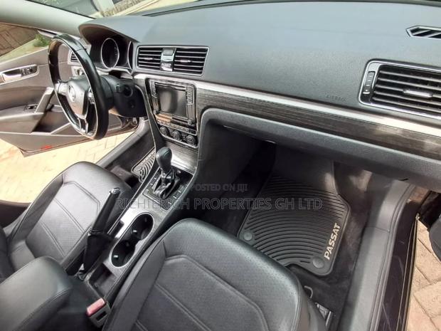 Volkswagen Passat 2.0T SE 2018 Black photo 12