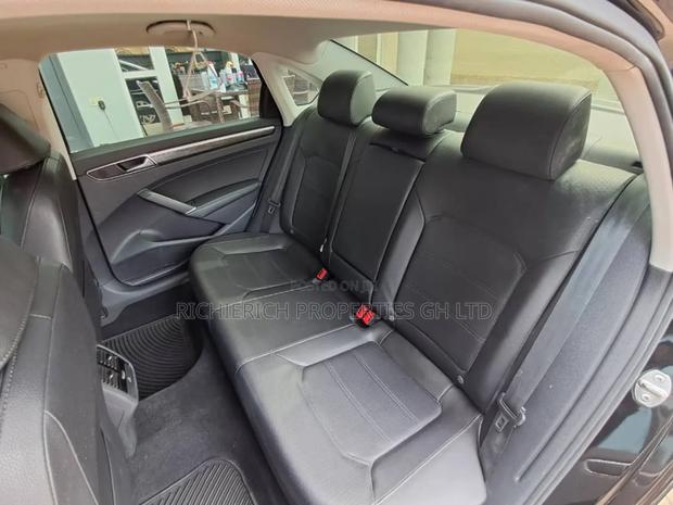 Volkswagen Passat 2.0T SE 2018 Black photo 13