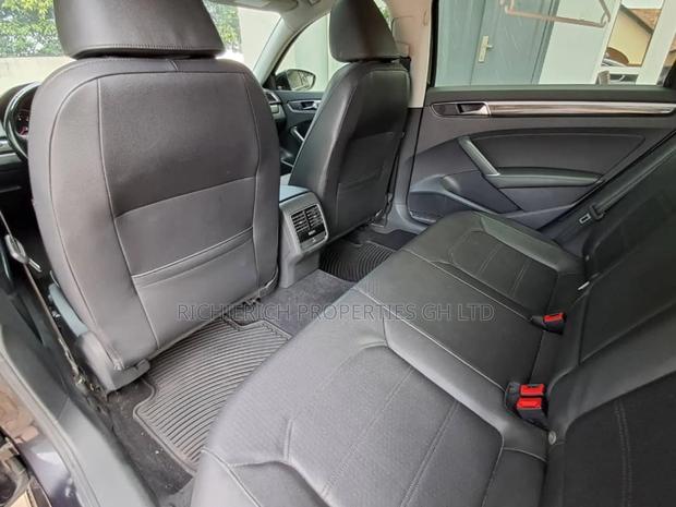 Volkswagen Passat 2.0T SE 2018 Black photo 14