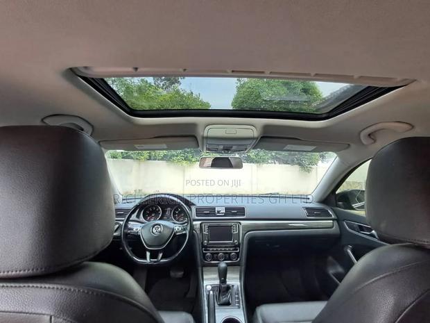 Volkswagen Passat 2.0T SE 2018 Black photo 15