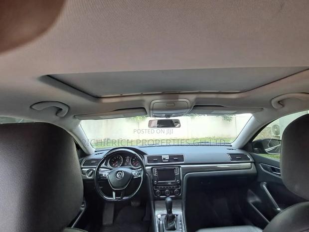Volkswagen Passat 2.0T SE 2018 Black photo 16