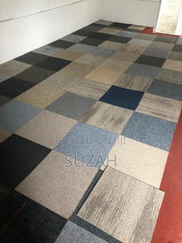 Woolen Carpet in Squares · Photo 2