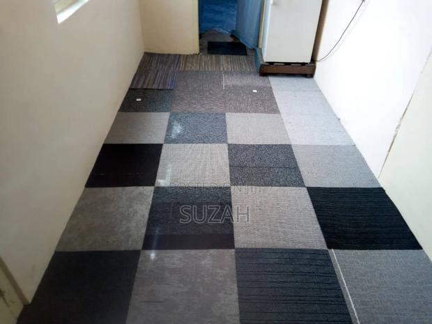 Woolen (Squared ) Carpet · Photo 2