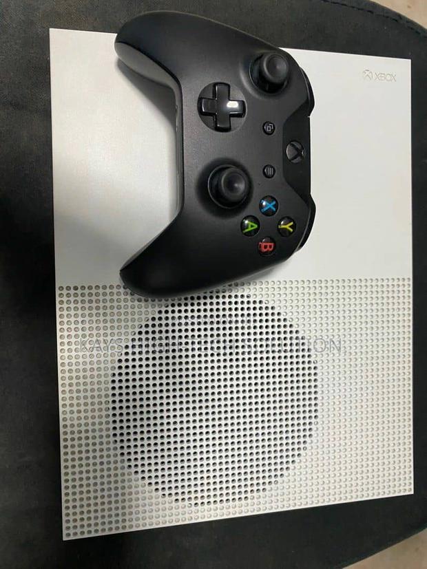 Xbox One S With 1 Controller, Fc 27 Other Games · Photo 2