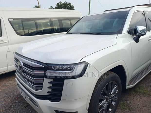 New Toyota Land Cruiser 2024 White photo 3