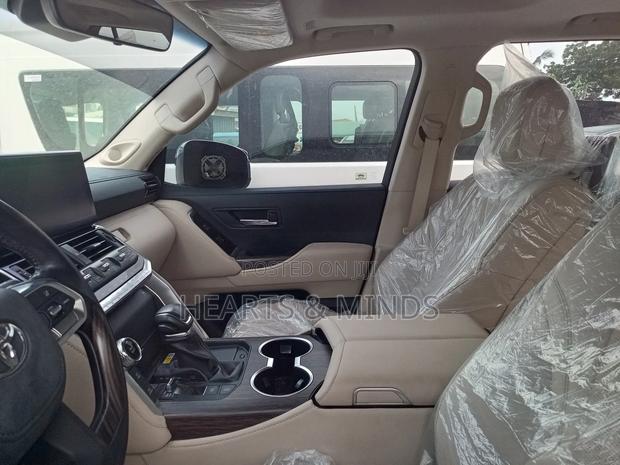 New Toyota Land Cruiser 2024 White photo 4