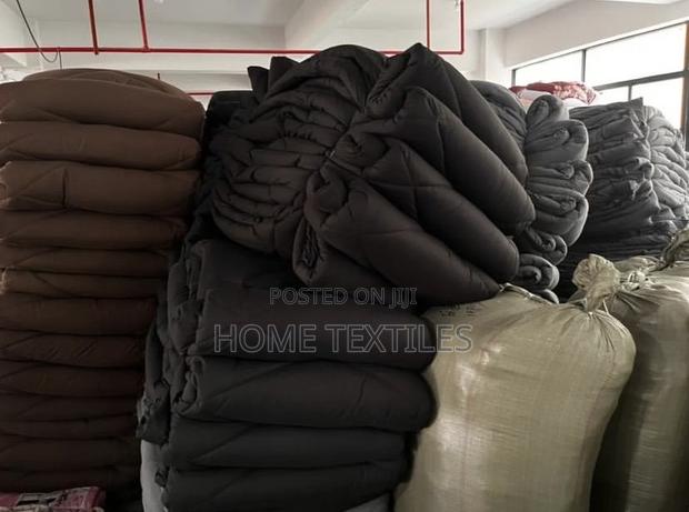 Heavy Quilt/ Duvet With Bedsheet and Pillow Cases · Photo 2