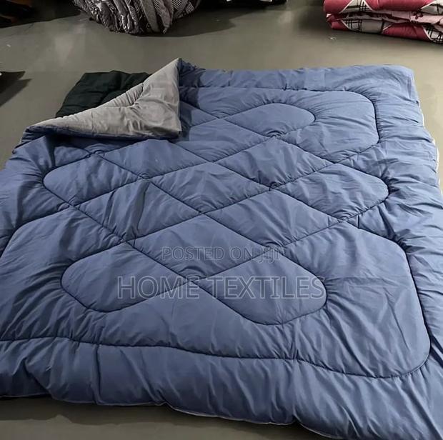 7 Pieces Plain Coloured Reversible Duvets Sets for King Size · Photo 2