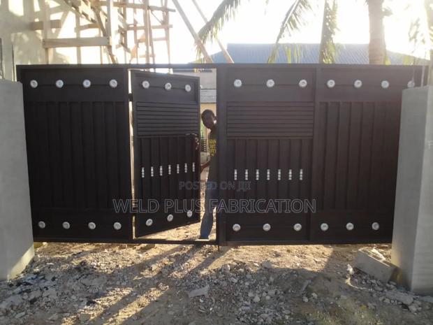 Fence Gate With Tough Galvanized Materials · Photo 4
