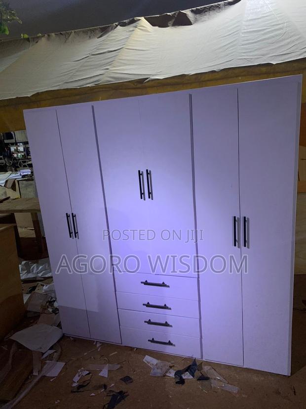 It's Available Wardrobe · Photo 2
