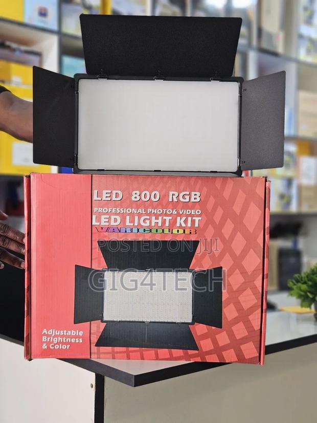 Led 800 RGB Varicolor Video Light With Battery and Stand · Photo 3