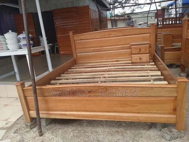 Queen Size Bed With a Side Drawer · Photo 4