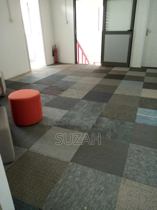20in Square Modular Carpet · Photo 2