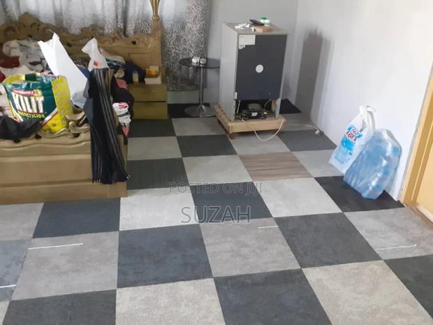 Square Living Room Carpet · Photo 2