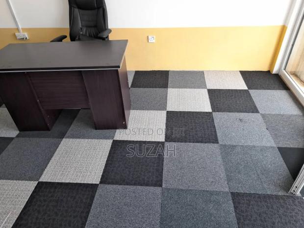 Tile-Size Woolen Carpet · Photo 2