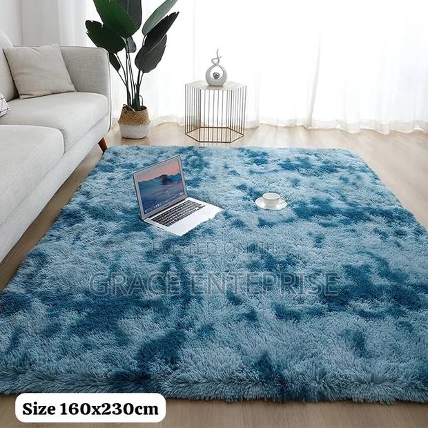 Super Quality Fluffy Ligth Weight Carpet in Different Colors · Photo 2