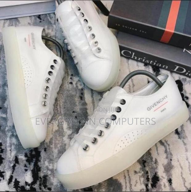 Luxurious Sneakers · Photo 3