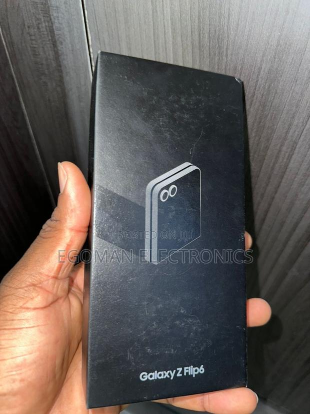 New Samsung Galaxy Z Flip6 256 GB Blue photo 2