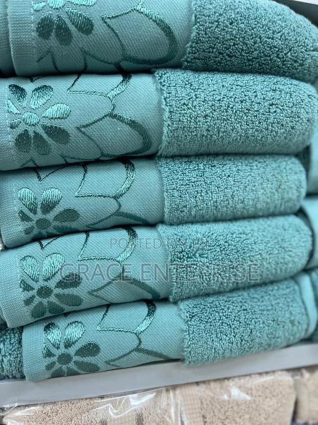 Luxurious Large Towels Available in Different Colors · Photo 3