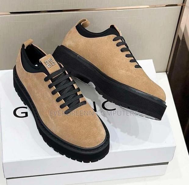 Classic Sneakers · Photo 4