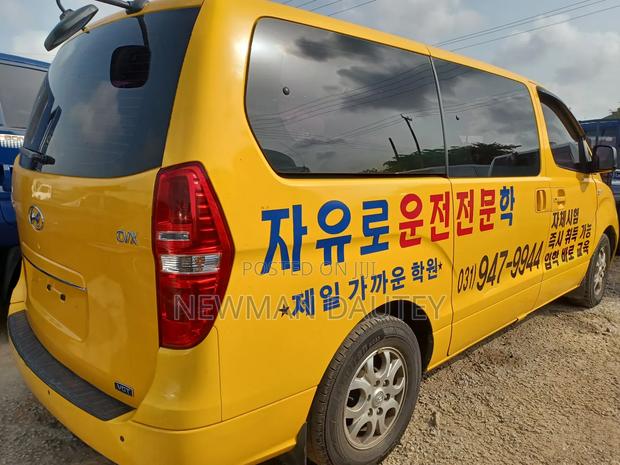 Hyundai Starex 2012 Yellow