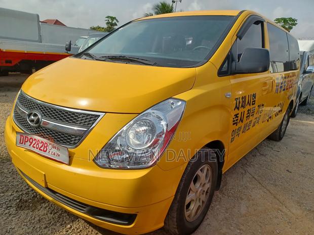 Hyundai Starex 2012 Yellow