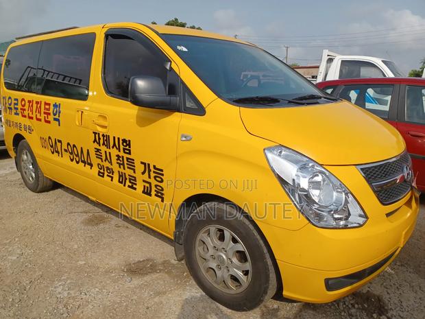Hyundai Starex 2012 Yellow