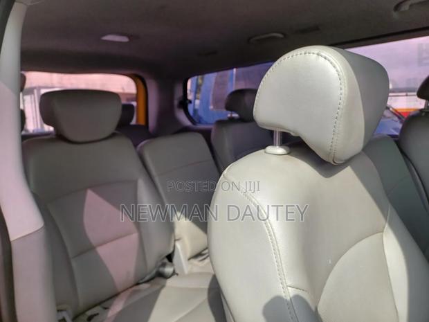 Hyundai Starex 2012 Yellow