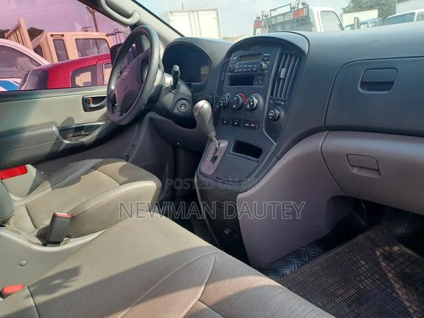 Hyundai Starex 2012 Yellow