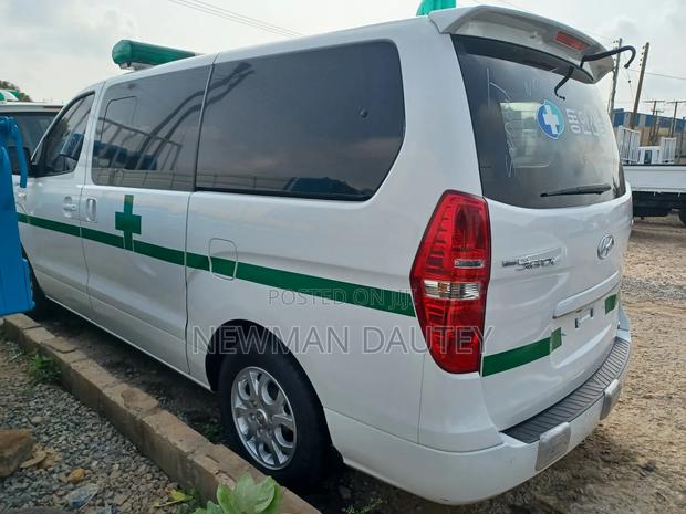 Hyundai Starex 2012 White