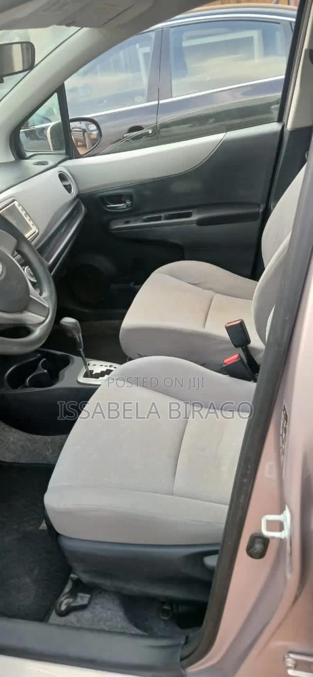 Toyota Vitz 2012 Silver