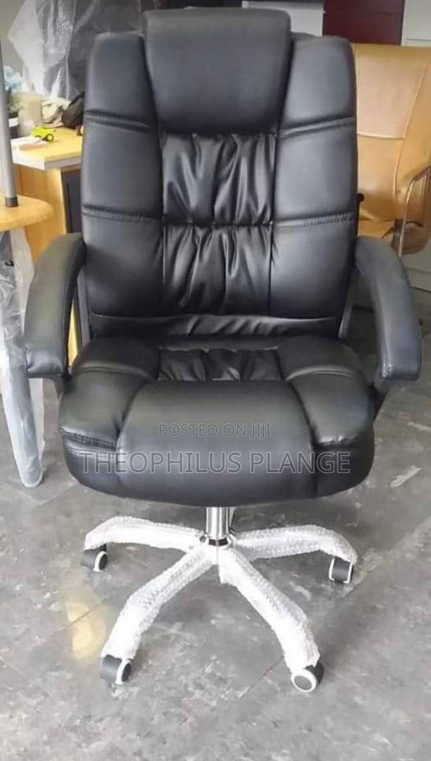 Executive Black Cushioned Office Swivel Chair · Photo 2