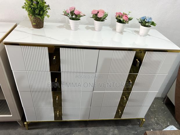 Very Spacious Console With Drawers · Photo 4