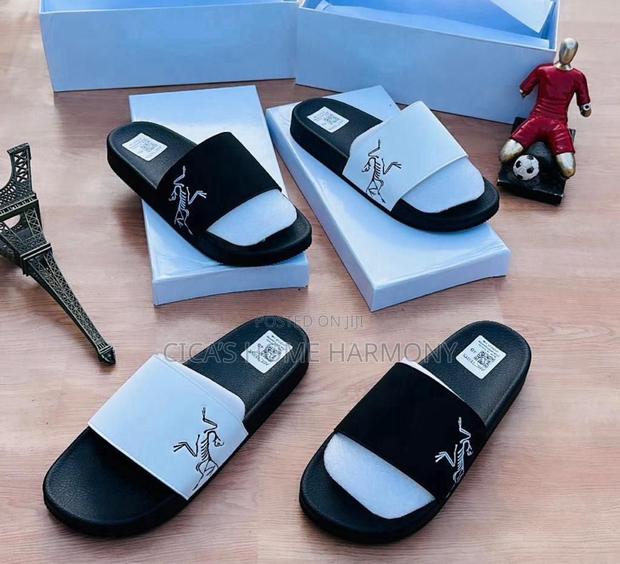 Arc’Teryx Designer Open Toe Non- Slip · Photo 1