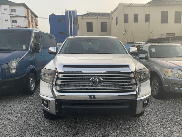 Toyota Tundra Limited 5.7L V8 4x2 Double Cab 6.6 ft. box 145.7 in. WB