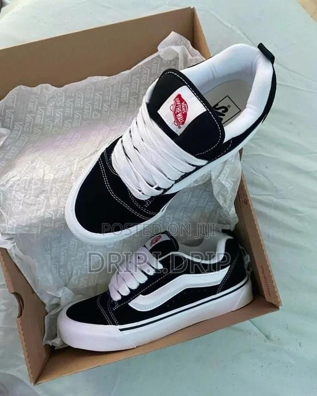 Vans Low Top .100% Authentic and Tough Comes in Box · Photo 4