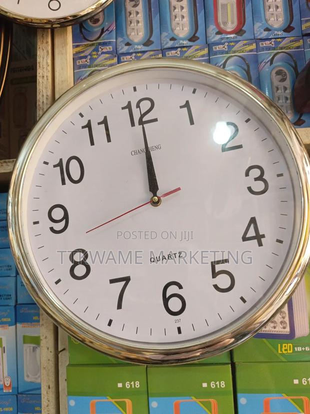 Golden Designed Clock · Photo 2