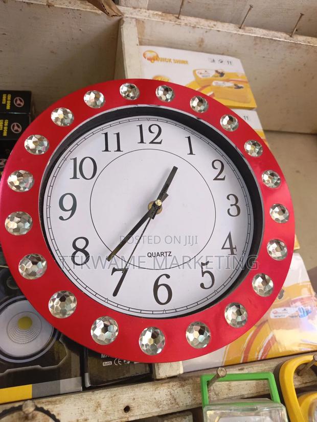 Apple Wall Clock · Photo 2