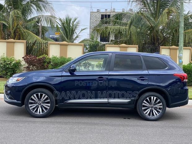 Mitsubishi Outlander 2019 Blue photo 8