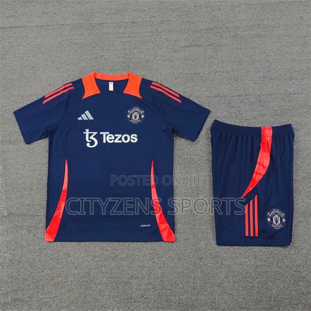 Manchester United 2024/25 Training Kit · Photo 4