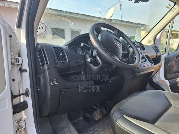 Dodge B3500 2015 White photo 6