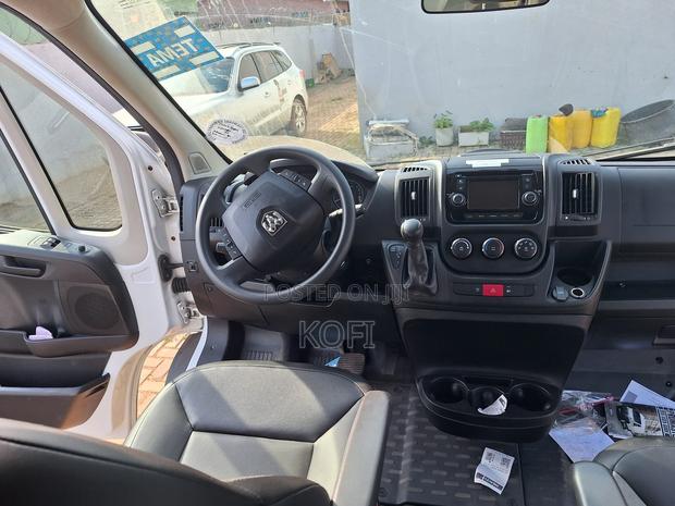 Dodge B3500 2015 White photo 8
