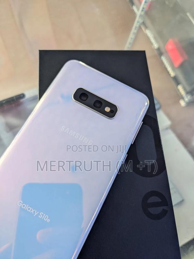New Samsung Galaxy S10e 128 GB White photo 2
