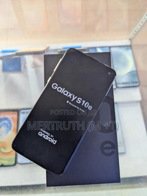 New Samsung Galaxy S10e 128 GB White photo 4